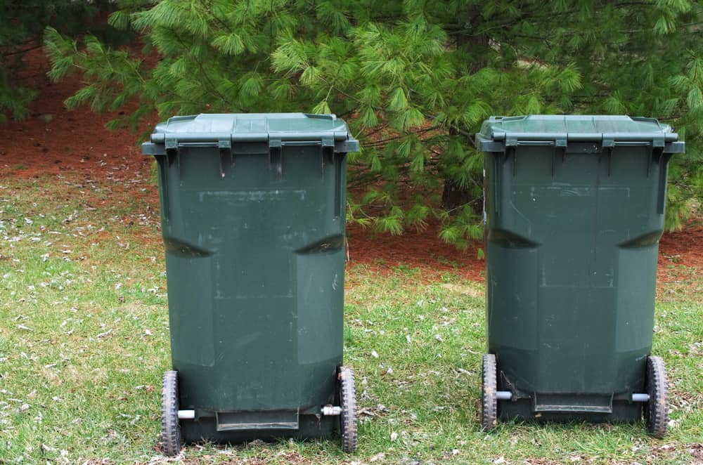 3 key reasons commercial cleaning is important in the healthcare industry 2 Commercial garbage can